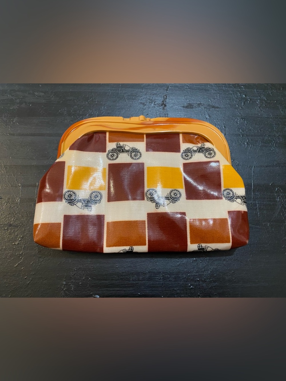 Fun clutch with carriages